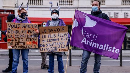 Des manifestants défenseurs de la cause animale, dont des militants du Parti animaliste, participent à un rassemblement devant l'Assemblée nationale, le 26 janvier 2022. (THOMAS SAMSON / AFP)