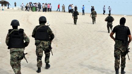 Des militaires tunisiens inspectent une plage apr&egrave;s un attentat rat&eacute;, &agrave; Sousse, le 30 octobre 2013. ( AFP )