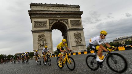 Le Team Sky du maillot jaune Christopher Froome au pied de l'Arc de Triomphe. (PHILIPPE LOPEZ / AFP)