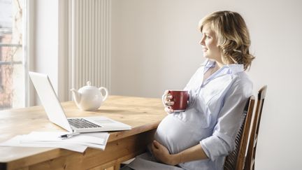 Consommer du caf&eacute; pendant la grossesse pourrait avoir des cons&eacute;quences n&eacute;fastes sur le futur b&eacute;b&eacute;, selon un &eacute;tude de l'Inserm, publi&eacute;e mercredi 7 ao&ucirc;t 2013. (CULTURA CREATIVE / AFP)