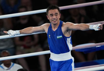 Hasanboy Dusmatov sacré champion olympique du tournoi de boxe des -51 kg, aux JO de Paris, le 8 août 2024. (MUSTAFA CIFTCI / ANADOLU / AFP)