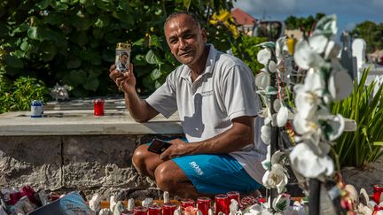 Farid va déposer sur la tombe de Johnny Hallyday à Saint-Barthélémy une bougie que sa belle-mère lyonnaise a fait fabriquer exprès. (MATTHIEU MONDOLONI / RADIO FRANCE)