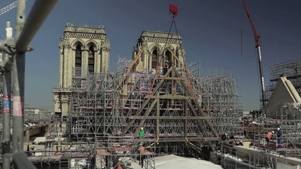 Notre-Dame de Paris : première installation de la charpente (France 2)