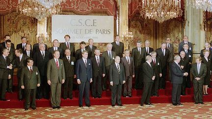 Photo de famille des chefs de délégation des pays signataires du traité de désarmement Est-Ouest, le 19 novembre 1990, au Palais de l'Elysée. (AFP / Jonathan Utz)