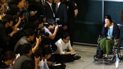 Kim Yoon-ju (D), une h&ocirc;tesse de l'air pr&eacute;sente &agrave; bord du vol d'Asiana airlines qui s'est &eacute;cras&eacute; sur l'a&eacute;roport de San Francisco (Californie, Etats-Unis) donne une conf&eacute;rence de presse &agrave; son arriv&eacute;e &agrave; S&eacute;oul (Cor&eacute;e du Sud), le 11 juillet 2013. (KIM HONG-JI / REUTERS)