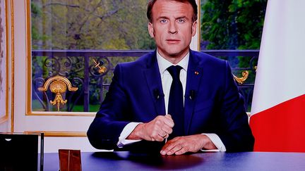 Emmanuel Macron lors de son allocution télévisée, le 17 avril 2023. (LUDOVIC MARIN / AFP)