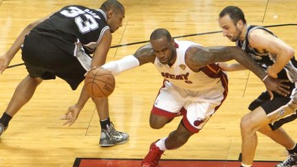 LeBron James (Miami Heat) face à Manu Ginobili (San Antonio Spurs) (BRUCE YEUNG / NBAE / GETTY IMAGES)