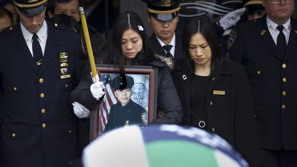 La veuve de Wenjian Liu assiste aux funérailles de son mari, le 4 janvier 2015, à New York (Etats-Unis). (CARLO ALLEGRI / REUTERS)