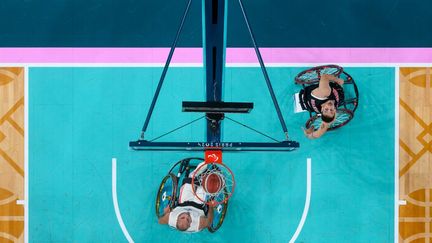 L'équipe de France de basket fauteuil a perdu son match face au Canada, le 30 août 2024, à l'Arena Bercy, dans le cadre des Jeux paralympiques de Paris. (FRANCOIS-XAVIER MARIT / AFP)