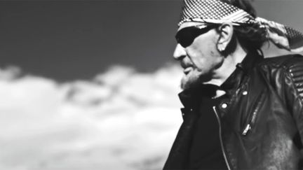 Johnny Hallyday dans le clip de "J'en parlerai au diable".
 (saisie écran / Warner)