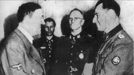 Adolf Hitler (à gauche) et Léon Degrelle (à droite), après la bataille de Tcherkassy, en 1944. (BELGA / AFP)