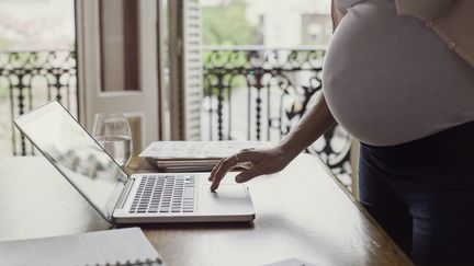 Une salariée enceinte en télétravail. Photo d'illustration. (SIGRID OLSSON / MAXPPP)