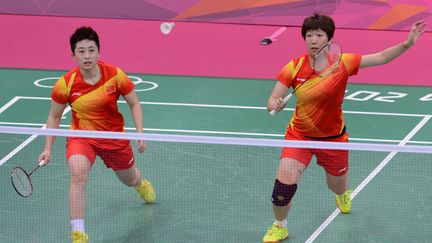 Les joueuses chinoises de badminton Wang Xiaoli (&agrave; dr.) et Yu Yang lors de leur victoire contre le double canadien (21-11, 21-7) aux Jeux olympiques de Londres, le 28 juillet 2012. (ADEK BERRY / AFP)