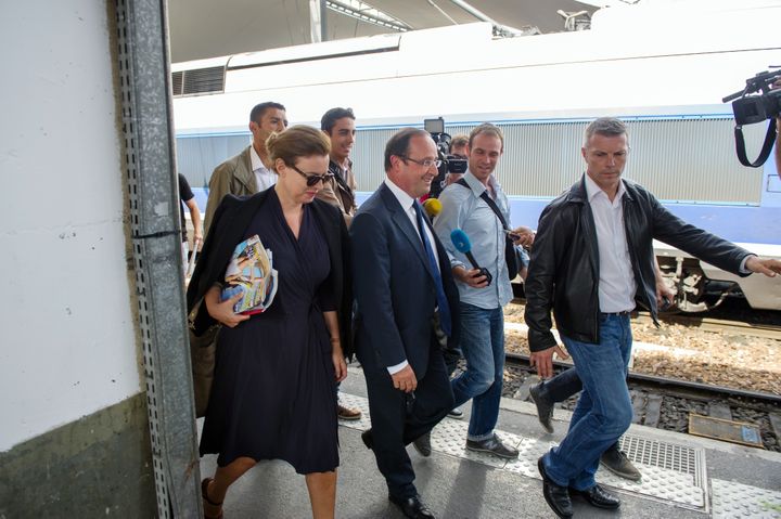 Le président François Hollande et sa compagne Valérie Trierweiler arrivent gare de Lyon, à Paris le 2 août 2012, pour se rendre en vacances au fort de Brégançon. (BERTRAND LANGLOIS / AFP)