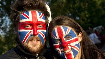 Le chanteur des Take That a lanc&eacute; la soir&eacute;e&nbsp;devant des dizaines de milliers de spectateurs qui portaient les couleurs de l'Union Jack. (MIGUEL MEDINA / AFP)