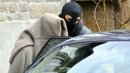 Un membre du "groupe de Tarnac", arr&ecirc;t&eacute; par la police antiterroriste, le 11 novembre 2008 &agrave; Tarnac (Corr&egrave;ze). (THIERRY ZOCCOLAN / AFP)