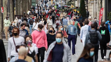 Des passants masqués, sur les Champs-Elysées, à Paris, le 3 septembre 2020. (MAXPPP)