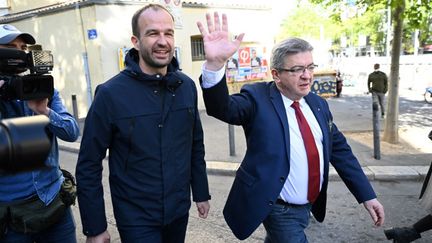 Manuel Bompard et Jean-Luc Mélenchon, le 10 avril 2022 à Marseille (Bouches-du-Rhône). (CHRISTOPHE SIMON / AFP)