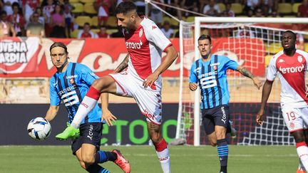 Lovro Majer et Guillermo Maripan au duel lors de Monaco-Rennes, au stade Louis II, le 13 août 2022. (VALERY HACHE / AFP)