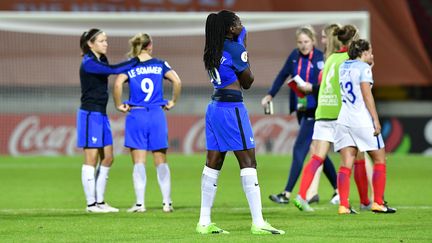 Les joueuses françaises après leur défaite face à l'Angleterre, le 30 juillet 2017, aux Pays-Bas. (TOBIAS SCHWARZ / AFP)