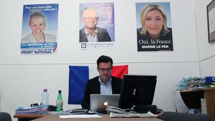 Le candidat du Rassemblement bleu Marine &agrave; Avignon (Vaucluse), Philippe Lottiaux, dans son local de campagne, le 26 mars 2014. (VIOLAINE JAUSSENT / FRANCETV INFO)