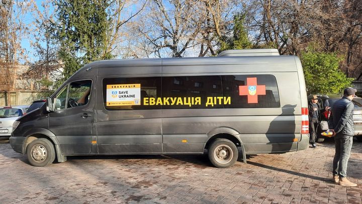 C'est grâce à l'ONG "Save Ukraine" que ces parents ont pu prouver leur identité et récupérer leurs enfants. (THIBAULT LEFEVRE / RADIOFRANCE)