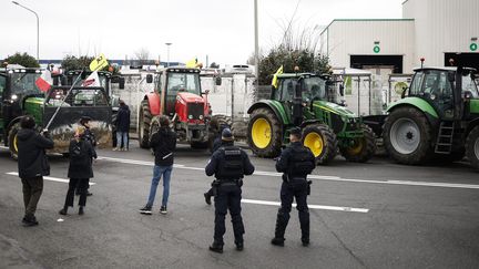 Des policiers placés devant l'entrée du marché de Rungis (Val-de-Marne), le 31 janvier 2024. (MAXPPP)