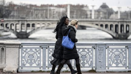 Des passantes sur un pont à Lyon, le 6 mars 2019.&nbsp; (MAXPPP)