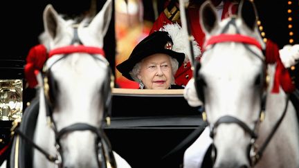 La reine Elizabeth II dans un carrosse tiré par des chevaux, en juin 2014. (CHRIS JACKSON / POOL)