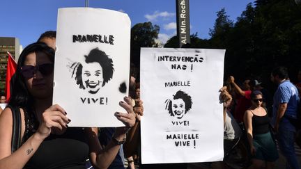 Des Brésiliens manifestent à Rio de Janeiro, quatre jours après l'assassinat de Marielle Franco, conseillère municipale de la mégapole, le 14 mars 2018. (CRIS FAGA / NURPHOTO)