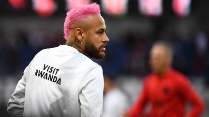 Neymar, lors de son échauffement pour le match du 1 février 2020 opposant le PSG à Montpellier. (FRANCK FIFE / AFP)