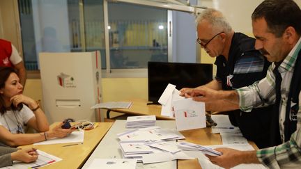 Des personnes déouillent les votes après les élections législatives du 6 mai 2018, à Beirut (Liban). (ANWAR AMRO / AFP)