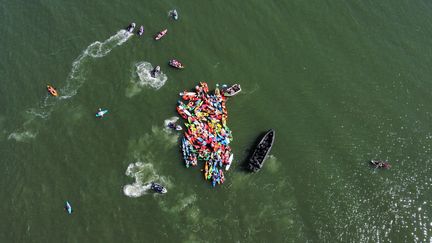 Les autorités avaient autorisé l'ONG Rising Tide à manifester pendant 30 heures contre l'exportation d'énergie fossile, le 26 novembre 2023 à Newcastle (Australie). (ALEXANDER HOBBS / RISING TIDE)