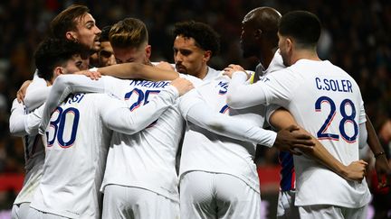 La joie des Parisiens, lors de leur déplacement à Nice lors de la 30e journée de Ligue 1, le 8 avril 2023. (CHRISTOPHE SIMON / AFP)