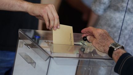 Une urne dans un bureau de vote de&nbsp;Saint-Savin (Vienne), le 12 juin 2022. (THIBAUD MORITZ / AFP)