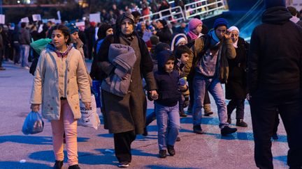 Des migrants arrivent par bateau à Athènes (Grèce), le 18 décembre 2015. (MICHAUD GAEL / NURPHOTO / AFP)