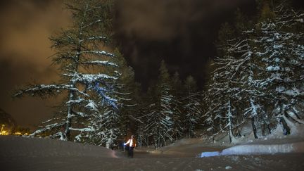 Un bénévole parcourt une piste de ski de fond de nuit pour retrouver des migrants à Briançon (Hautes-Alpes), le 17 décembre 2017. (MAXPPP)