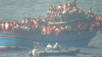 &nbsp; (Migrants sur la mer Méditerranée, le 30 juin 2014. © MaxPPP)