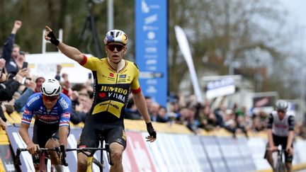 Le Belge Wout van Aert (au centre) s'est imposé au Grand Prix E3 devant le Néerlandais Mathieu van der Poel (à gauche) et le Slovène Tadej Pogacar (à droite), le 24 mars 2023. (DAVID PINTENS / AFP)