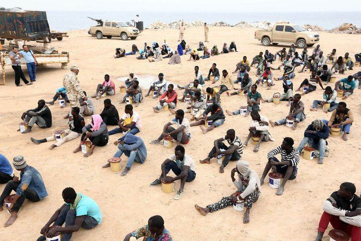 Des migrants clandestins, rassemblés sur la base militaire de Tripoli le 10 Octobre 2015 (Photo AFP/Hazem Turkia/Anadolu Agency)