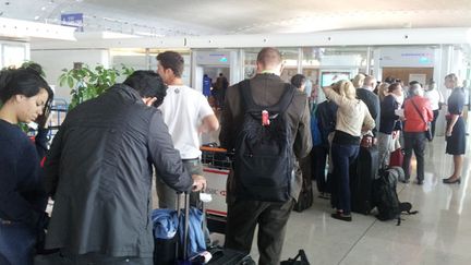  (Ce lundi, en milieu de matinée, il fallait prendre son mal en patience aux guichets d'Air France à Roissy © Radio France/ Jérôme Jadot)