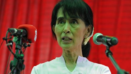 Aung San Suu Kyi lors d'une conf&eacute;rence de presse &agrave; Rangoun (Birmanie) le 30 mars 2012. (SOE THAN WIN / AFP)