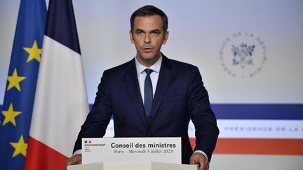 Le porte-parole du gouvernement, Olivier Véran, lors d'un point-presse à l'issue du Conseil des ministres, le 5 juillet 2023 à Paris. (JULIEN DE ROSA / AFP)