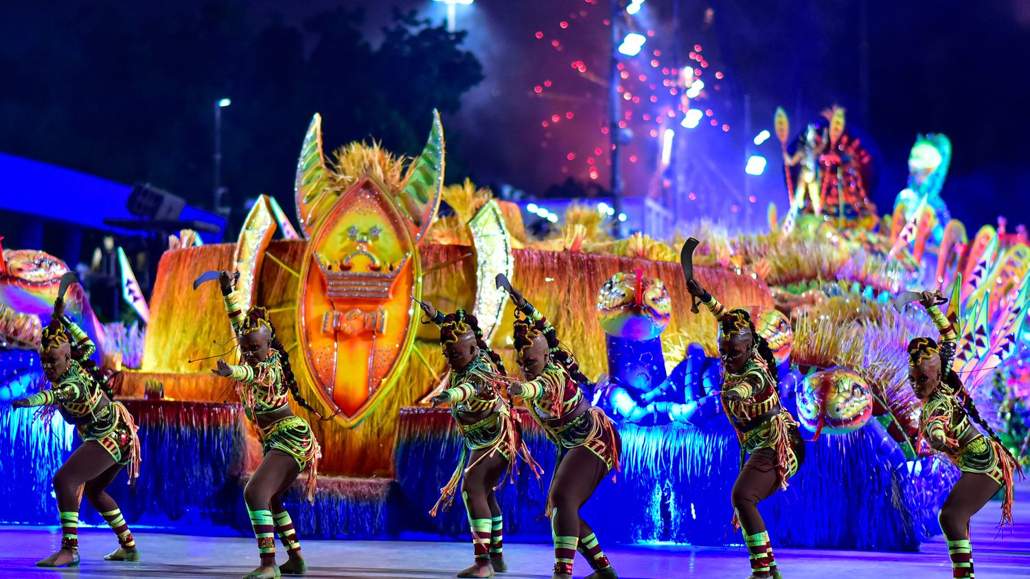 desfile em homenagem às mulheres negras premiadas no carnaval do Rio de Janeiro