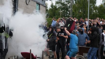 Violence breaks out during a protest outside the Holiday Inn Express in Rotherham, United Kingdom, on August 4, 2024. (IOANNIS ALEXOPOULOS / ANADOLU / AFP)