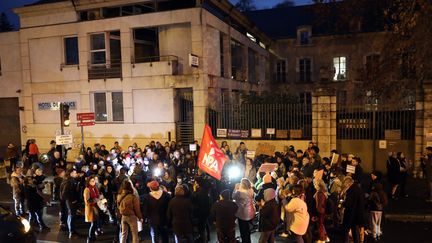 Un rassemblement à l'appel d'associations de protection des femmes victimes de violences, le 20 décembre 2022, à Blois (Loir-et-Cher), devant le commissariat où Chloé avait souhaité déposer plainte deux heures avant son agression. (SEBASTIEN GAUDARD / MAXPPP)