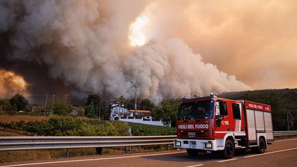 Un camion de pompiers est déployé près d'un feu de forêt à Rupa (Italie), le 20 juillet 2022. (LUKA DAKSKOBLER / SOPA IMAGES / SIPA)