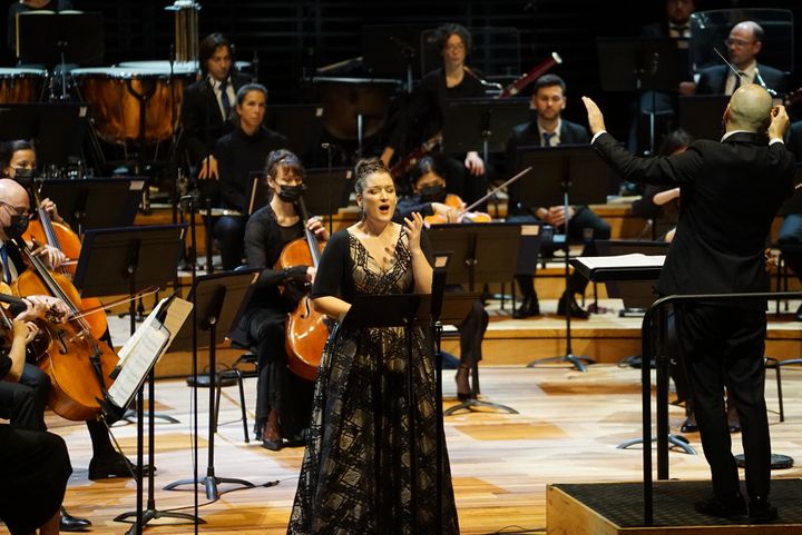 Concert de l’Orchestre de chambre de Paris, dirigé par Pierre Bleuse avec ici la mezzo-soprano Isabelle Druet.
 (CHARLES D'HEROUVILLE/PHILHARMONIE DE PARIS)