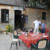 Marl&egrave;ne Gounon-Girard, son fils Yannick et ses deux petites-filles Ma&euml;va et Ambre, le 12 ao&ucirc;t 2015, au hameau Les Ages, &agrave;&nbsp;Chartrier-Ferri&egrave;re (Corr&egrave;ze). (CLEMENT PARROT / FRANCETV INFO)