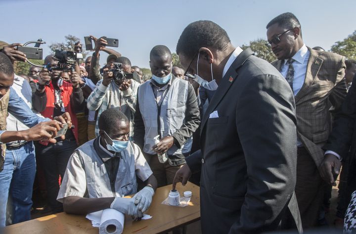 Lazarus Chakwera en train de marquer son index à l'encre indélébile, lors du scrutin présidentiel à Lilongwe, le 23 juin 2020 (AMOS GUMULIRA / AFP)